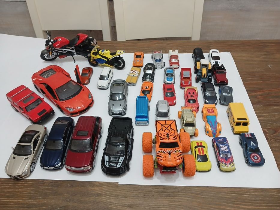 Метални колички- Hot Wheels, Maisto, Welly, Burago
