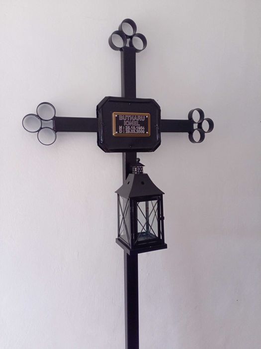 Cruce din metal fier Model 2 (mormant ) cu felinar.Transport GRATUIT