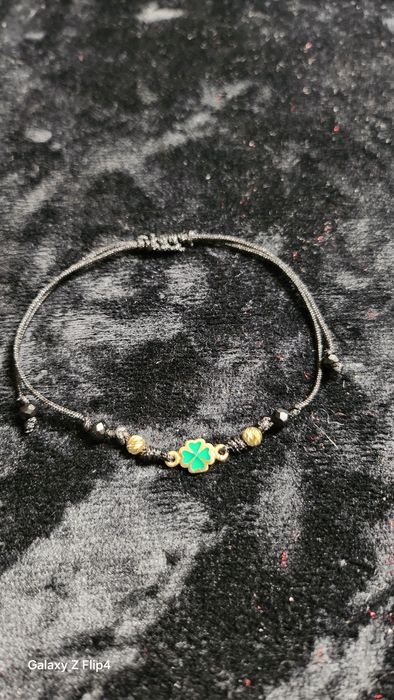 Продавам златни гривни на конец