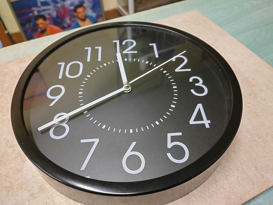 оригинален стенен часовник Quartz от Швейцария