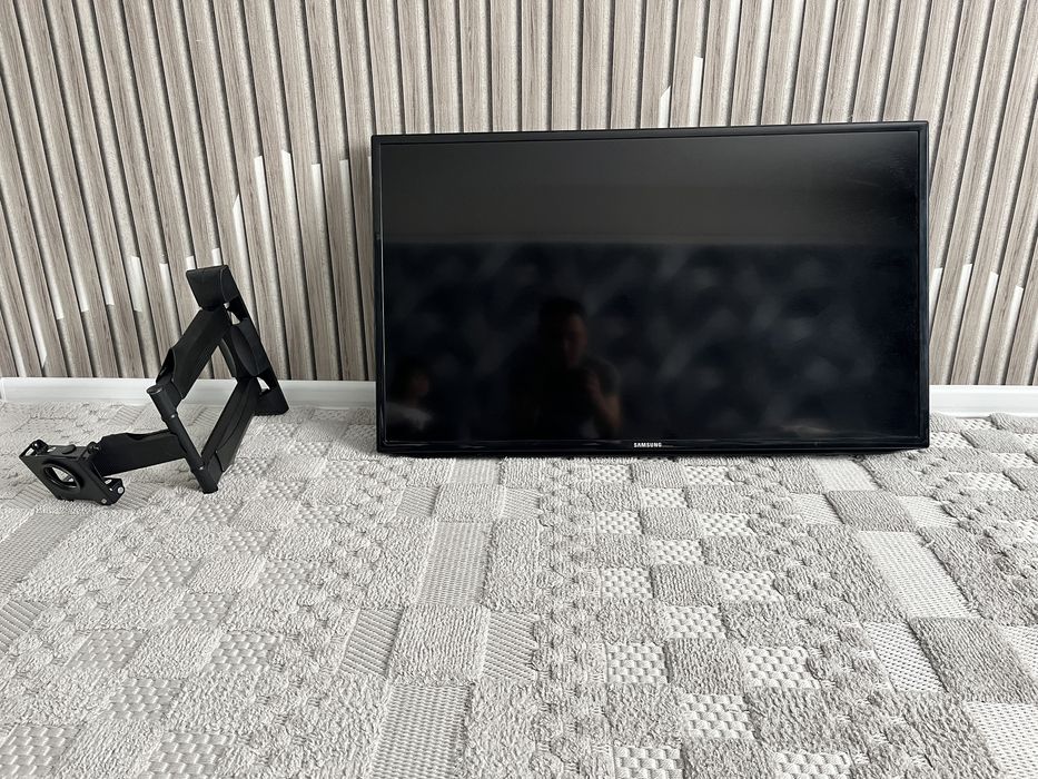 Продам телевизор Samsung D40, с кронштейном