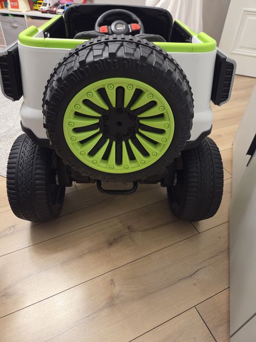 Продам электромобиль детский