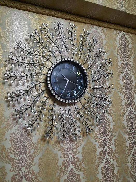Большие настенные часы.