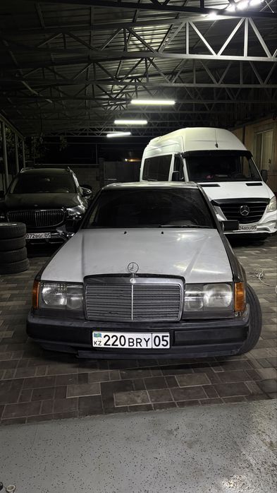 Продам машину мерс 124