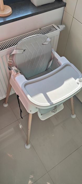 Scaun de masa bebe gri cu tăviță detașabilă in stare foarte buna