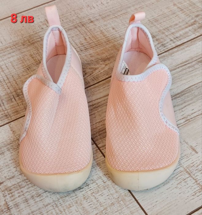 Обувки с различни номера за момиче