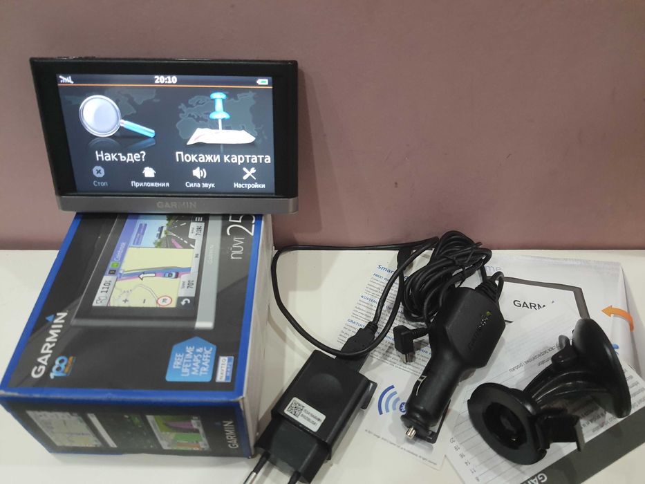 Продавам оригинален GPS GARMIN с много функции и български език