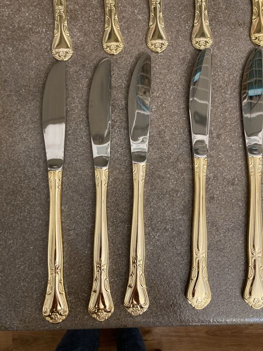 Прибори за хранене за 12 човека