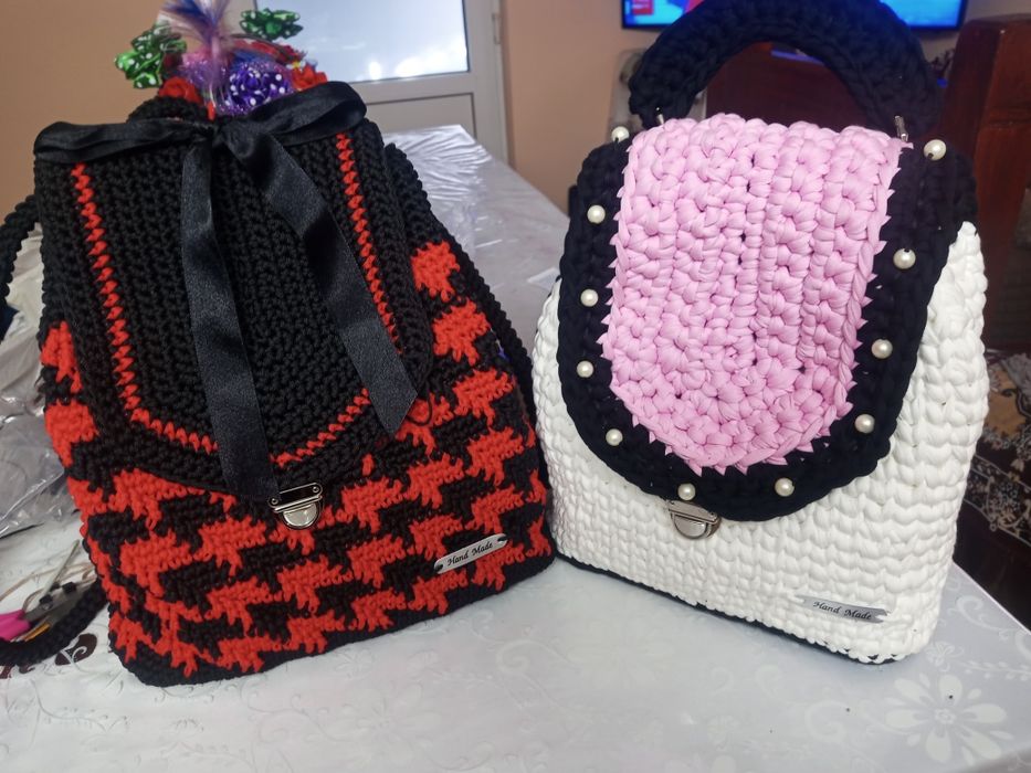 Accesorii handmade : posete , papuci etc