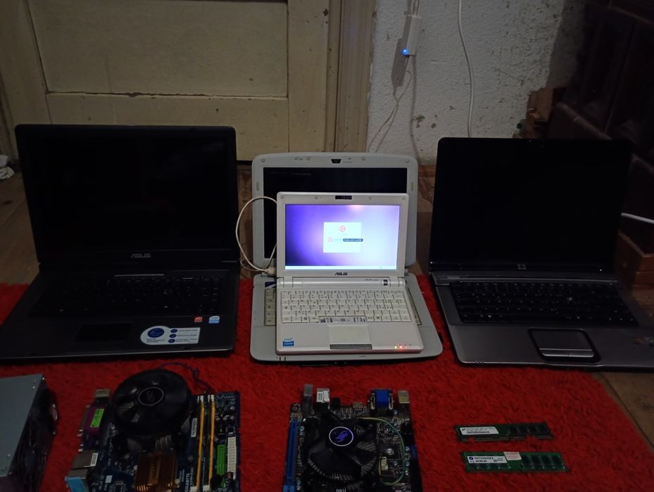 Vând tot ce se vede PC laptopuri