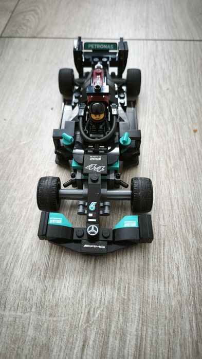 LEGO® Speed Champions - Mercedes-AMG F1 W12 E Performance si Mercedes-AMG Project One 76909