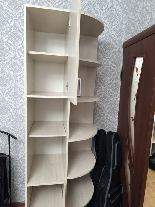 Продам стол и угловой шкаф