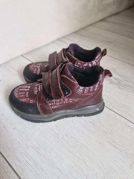 Продам кроссовки утеплённые на флисе