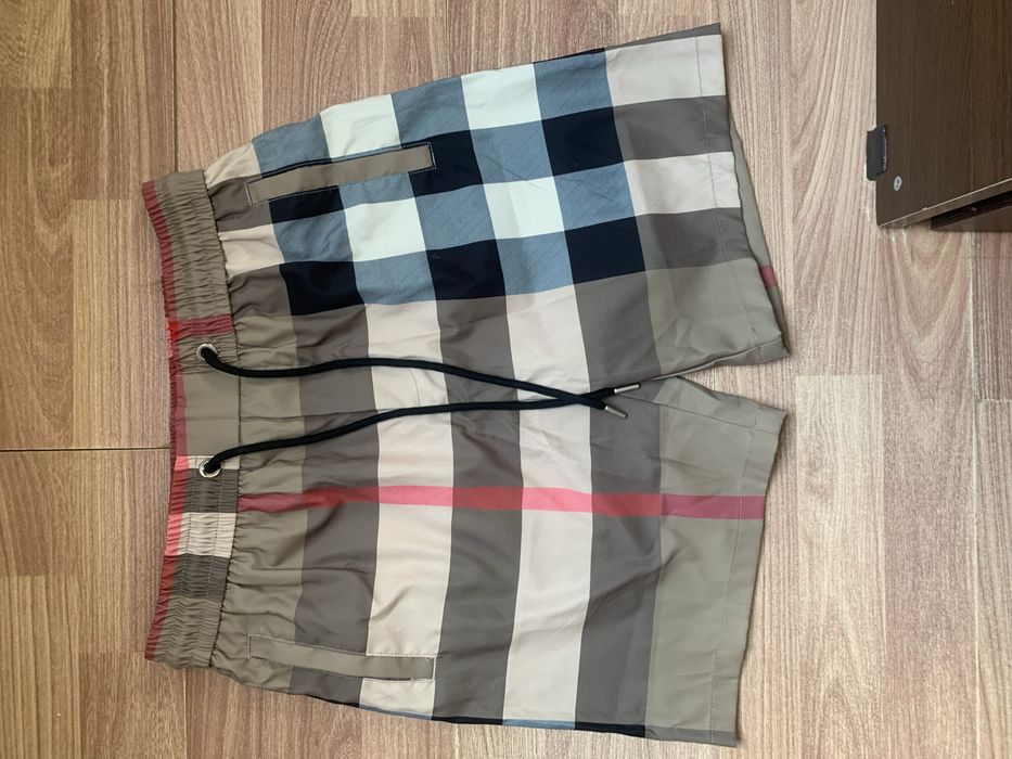 Pantaloni scurti Burberry - Pret Negociabil