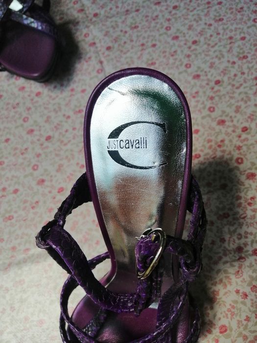 Sandalele Roberto Cavalli noi