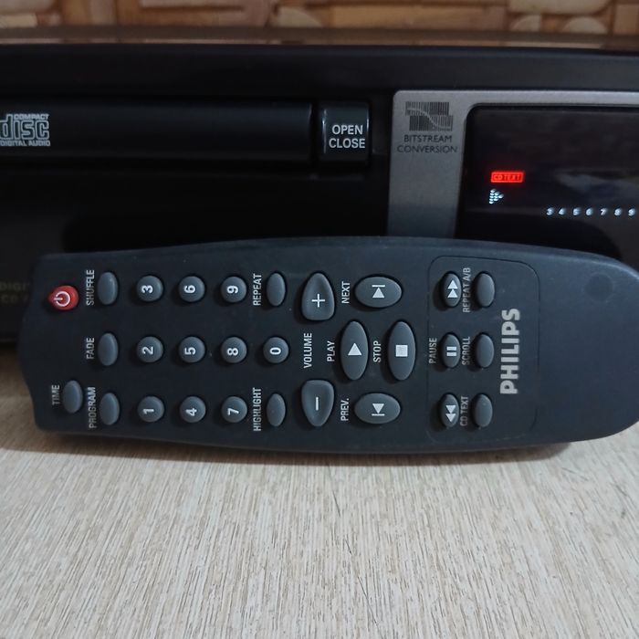 Продам СД проигрыватель  .филипс CD 753