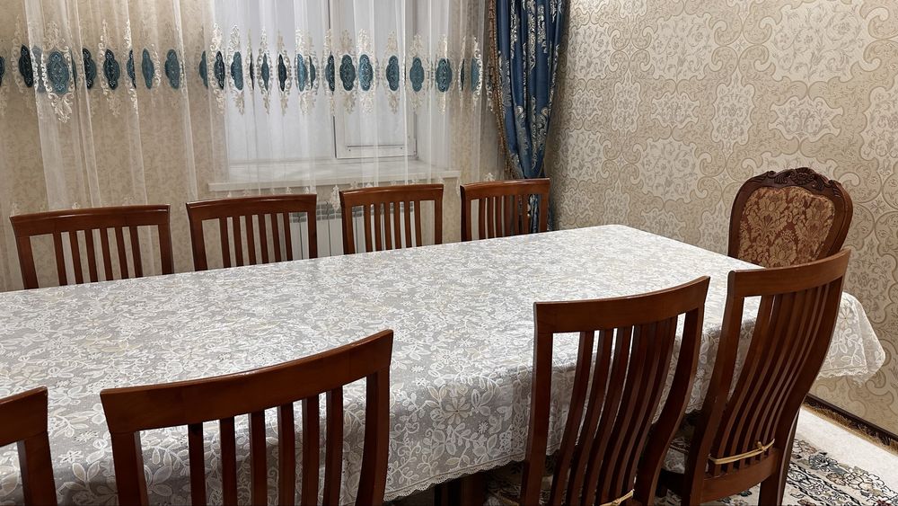 Стол сатылады,отыргыштармен биргеее