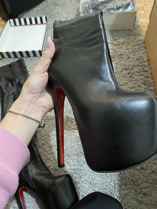 Черни кожени и лачени обувки и кожено облекло