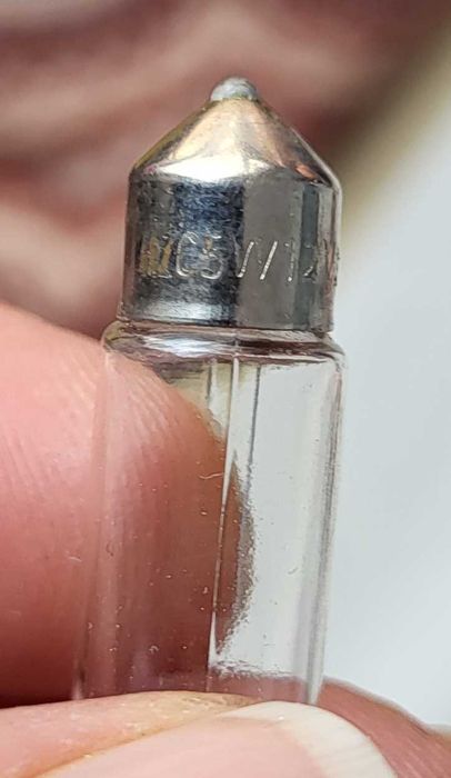 Продавам крушки и бушони за нови и стари автомобили