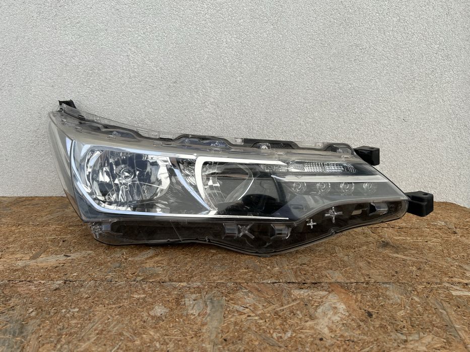 Far dreapta Toyota Corolla Facelift 2016+ halogen + LED Original