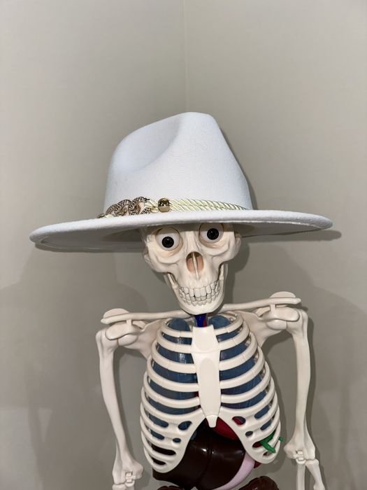 Palarie alba + curea