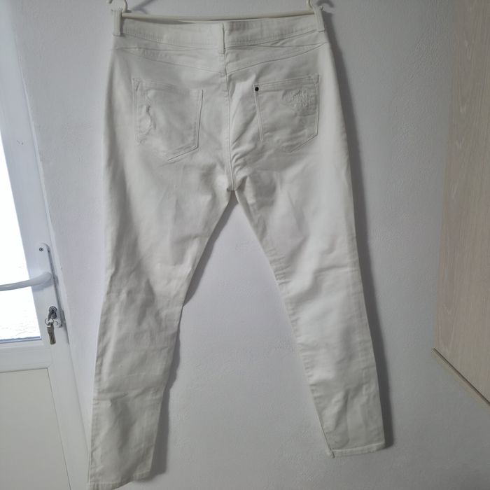 Pantaloni chino albi – smart casual, stare foarte bună