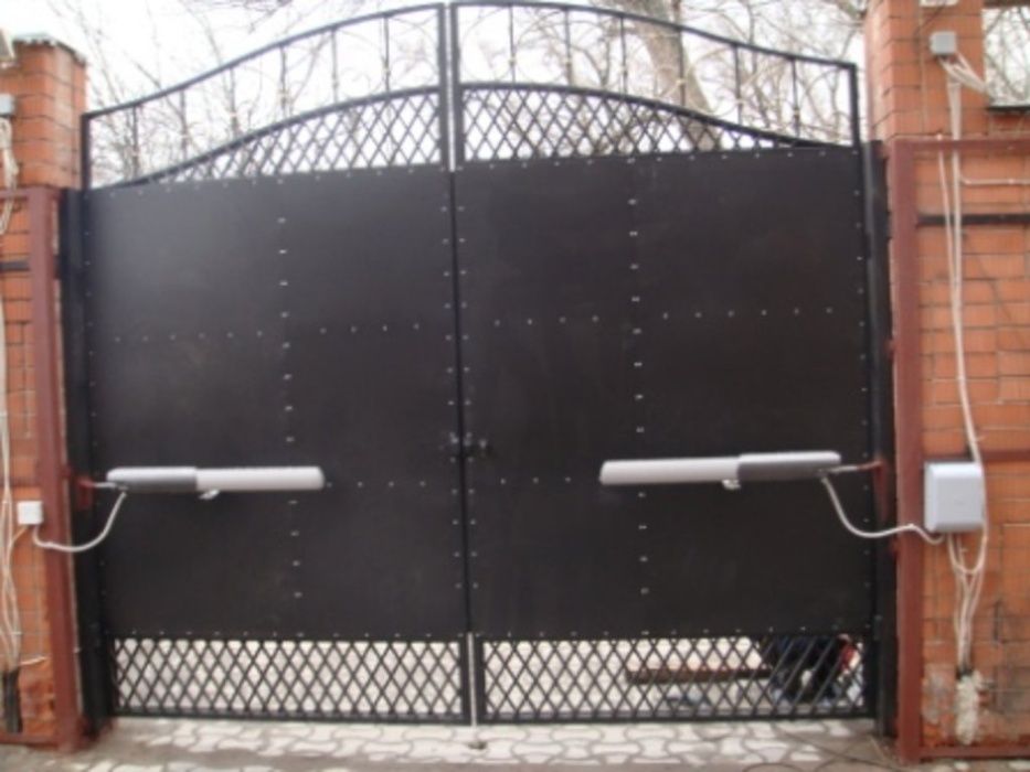 Автоматические распашные ворота doorhan 5000. Распашные ворота саме. Распашные ворота саме. Автоматика для распашных ворот на железные столбы. Ворота деревянные распашные.