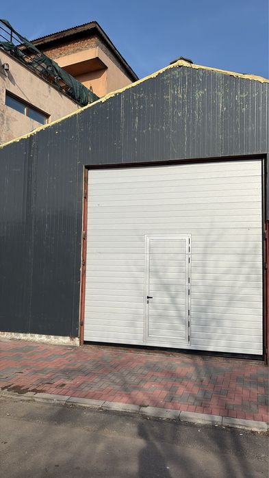 Hala cu cladire birou , curte 240 mp , acces TIR - spatiu firma