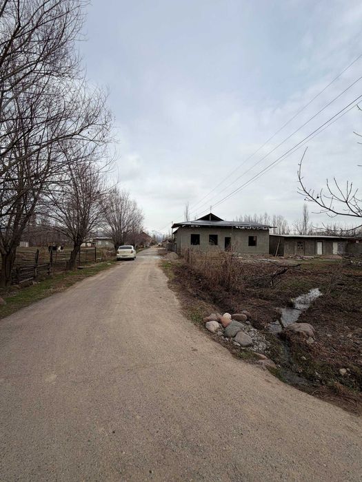 Srochna Fayz kafe orqasida 4 sotix uchastka sotiladi