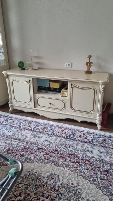 Стол и комплект для гостиной