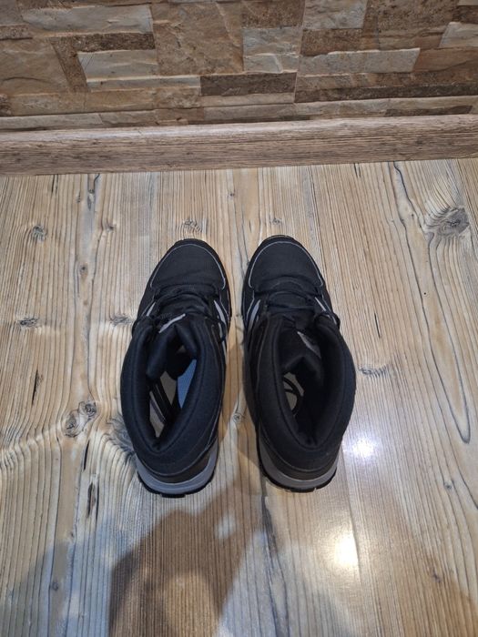 Продавам маратонки Adidas terrex 37