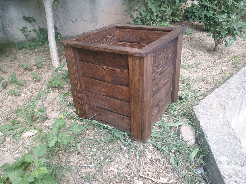 Продавам дървени кашпи