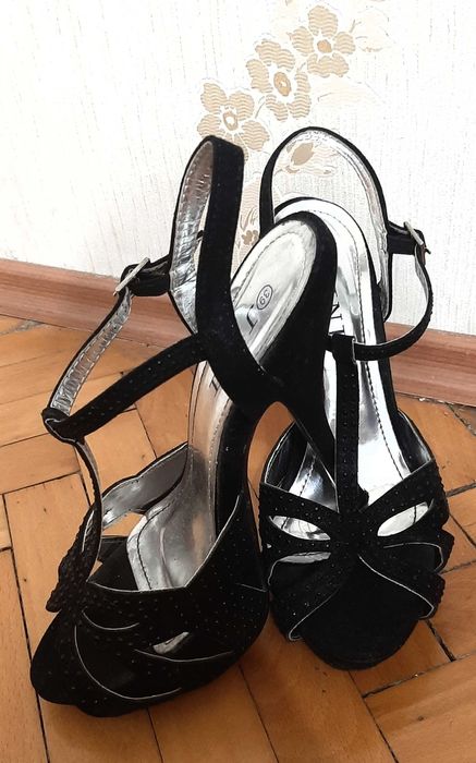 Дамски елеганти черни сандали, велур, висок ток