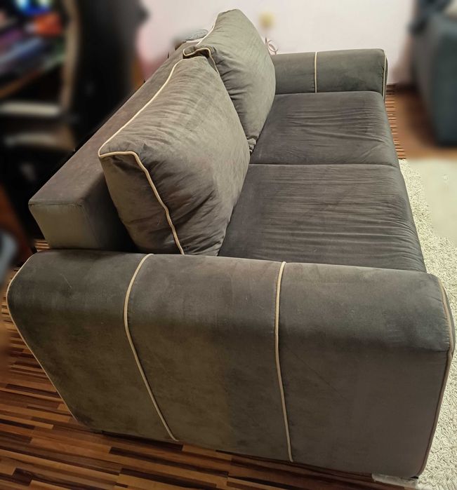 Двуместен сив диван