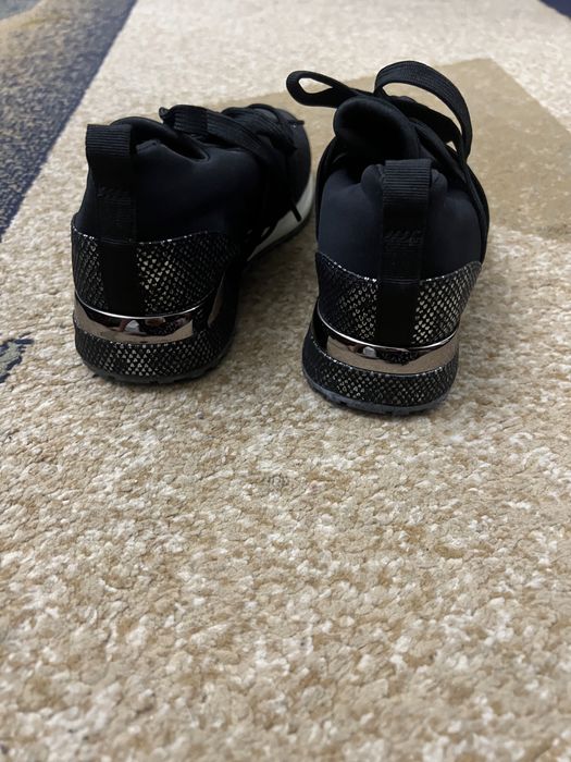 Кроссовки женские