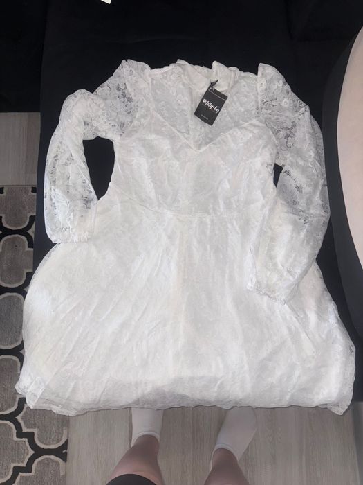 Бяла рокля с дантела