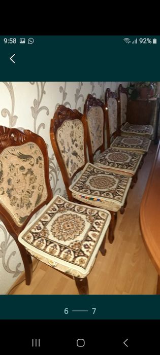 Стол с стульями и шкафами для посуды