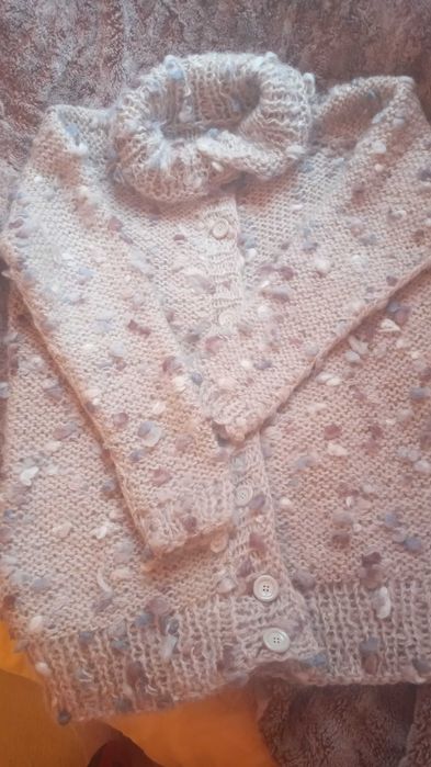 Ръчно плетена жилетка от ефектен мохер и вълна