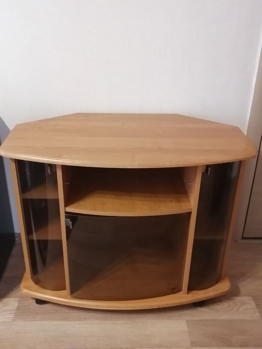 Тумба под телевизор на колёсиках