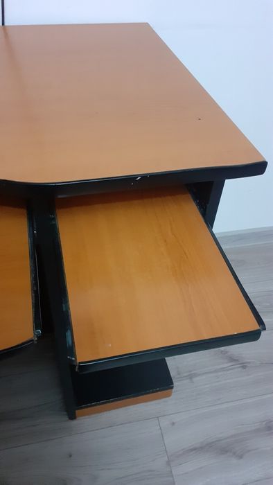 Birou, masa, calculator, leptop .