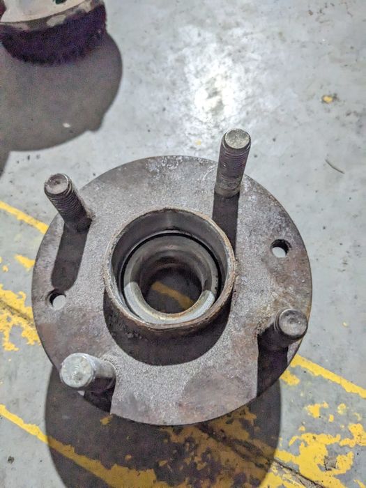 Задняя ступица в сборе mazda 323 BA