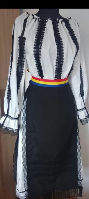 Costum popular mărimea M-L, nou