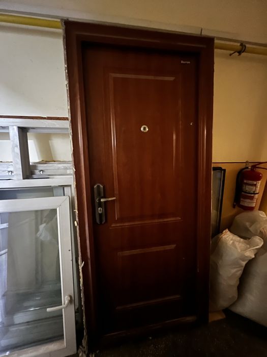 Usa metalica apartament