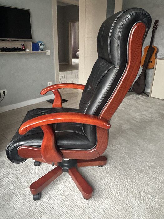 Кожаное кресло, офисное