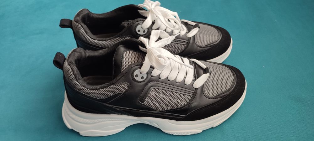 Продавам дамски маратонки