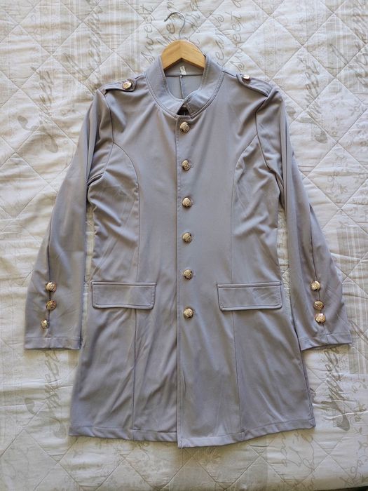 Сиво дълго сако с лъскави копчета