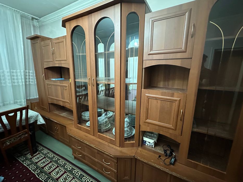 Стенка шкаф хаммаси сотилади комплект срочна холати яхши