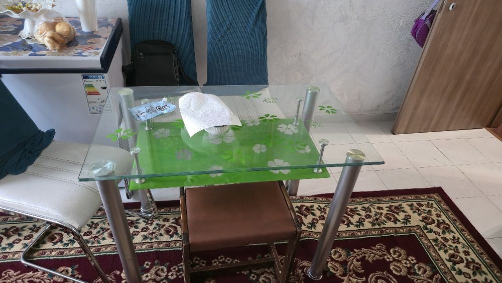 Стол стеклянный.