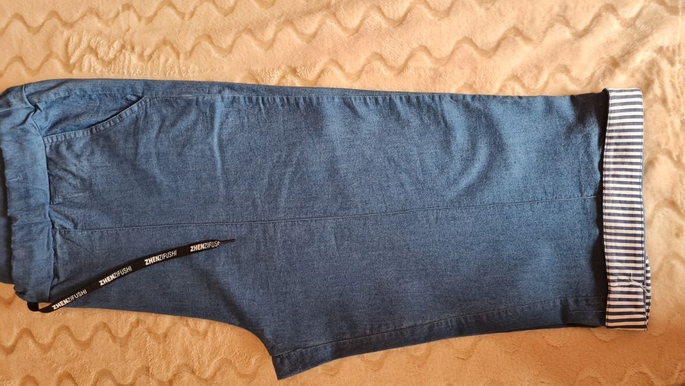 De vânzare două perechi de pantaloni treisferturi.