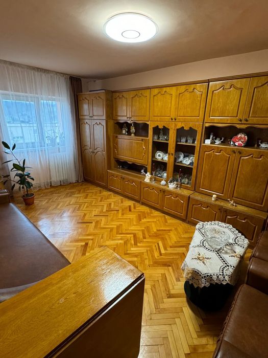 PF inchiriez apartament 3 camere in Manastur strada Almasului